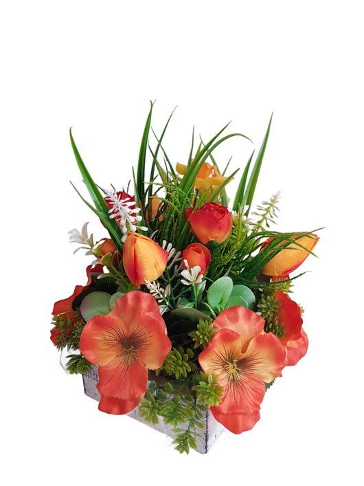 Kompozycja kwiatowa w doniczce drewnianej