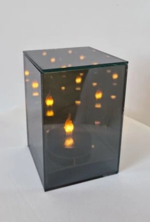 Znicz artystyczny metalowy złoty krzyż z lampionem  3D
