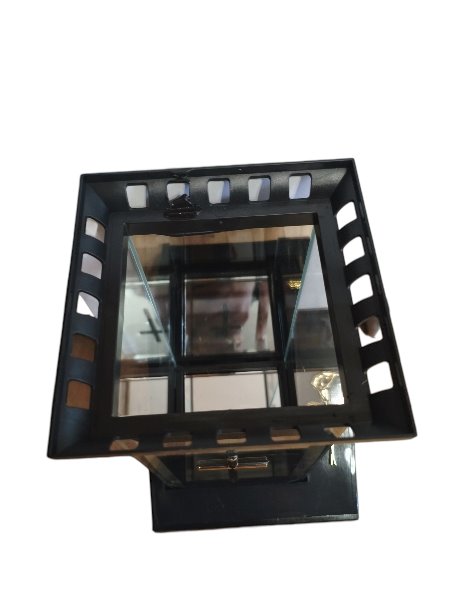 ZNICZ SZKLANY KAPLICZKA KWADRAT CZARNA Z ZŁOTYM KRZYŻM I KALIĄ WYSOKOŚĆ 32 CM