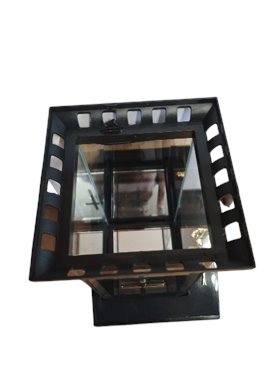 ZNICZ SZKLANY KAPLICZKA KWADRAT CZARNA Z ZŁOTYM KRZYŻM I KALIĄ WYSOKOŚĆ 32 CM